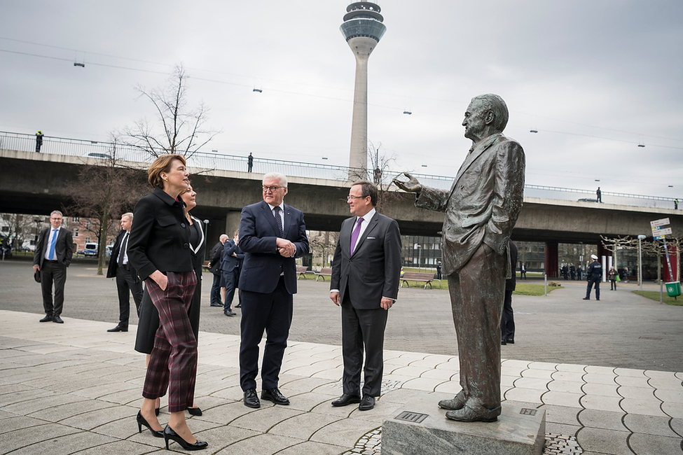 Bundespräsident Frank-Walter Steinmeier und Elke Büdenbender auf dem Weg zum Landtag, vorbei an der Statue von Johannes Rau, mit Ministerpräsident Armin Laschet anlässlich des Antrittsbesuchs in Nordrhein-Westfalen