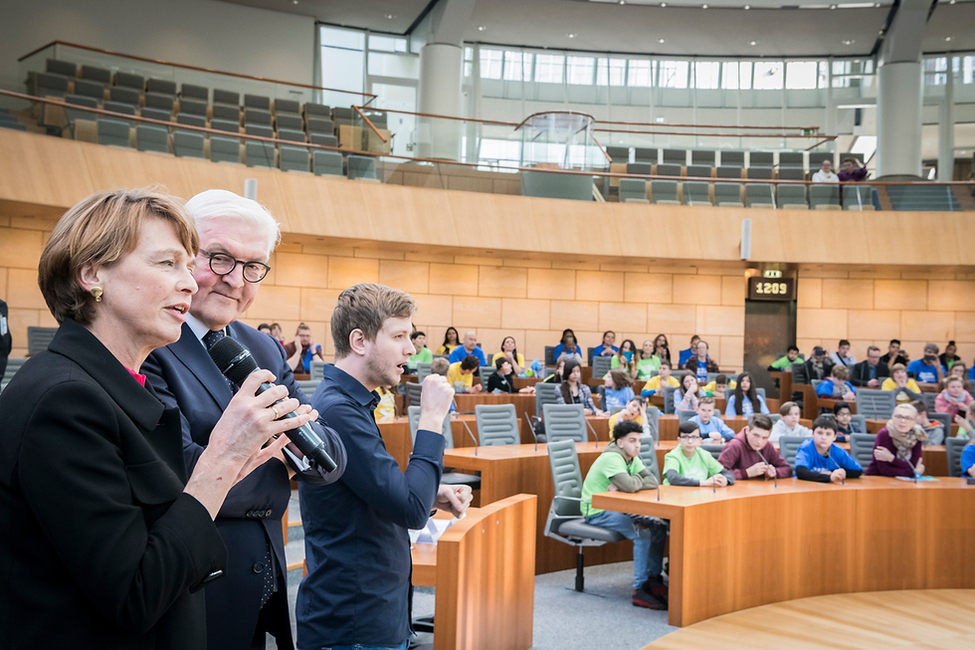 Bundespräsident Frank-Walter Steinmeier und Elke Büdenbender begrüßen im Plenarsaal des Landtages Jugendliche mit und ohne Behinderung während einer kurzen Besichtigung anlässlich des Antrittsbesuchs in Nordrhein-Westfalen