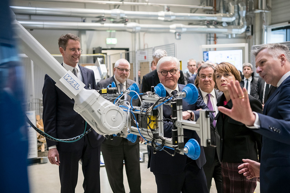 Bundespräsident Frank-Walter Steinmeier und Elke Büdenbender besuchen das Werkzeugmaschinenlabor WZL der RWTH Aachen anlässlich des Antrittsbesuchs in Nordrhein-Westfalen