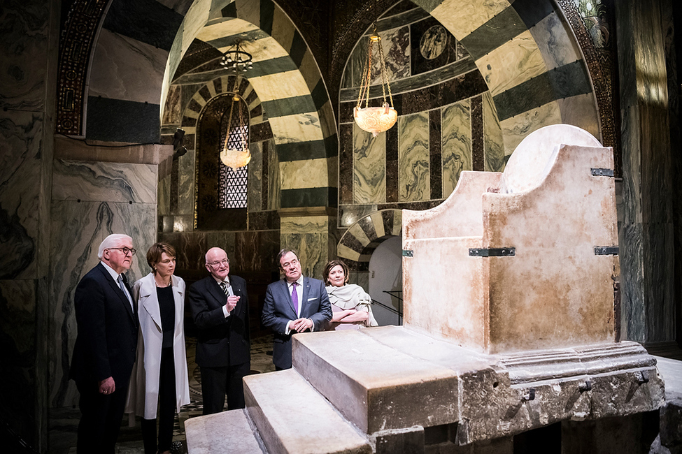 Bundespräsident Frank-Walter Steinmeier und Elke Büdenbender besichtigen den Karlsthron während eines Rundgangs mit Manfred von Holtum, Domprobst, durch den Aachener Dom anlässlich des Antrittsbesuchs in Nordrhein-Westfalen