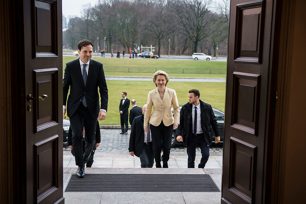 Bundespräsident Frank-Walter Steinmeier empfängt Ursula von der Leyen zur Aushändigung ihrer Ernennungsurkunde in Schloss Bellevue 