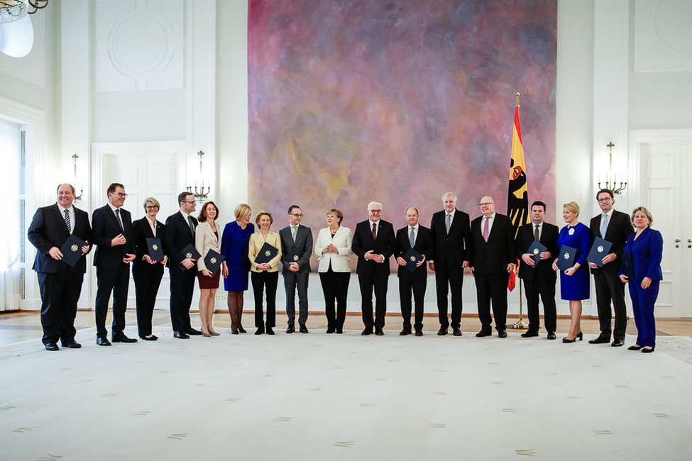 Bundespräsident Frank-Walter Steinmeier händigt den Bundesministerinnen und Bundesministern in Schloss Bellevue ihre Ernennungsurkunden aus