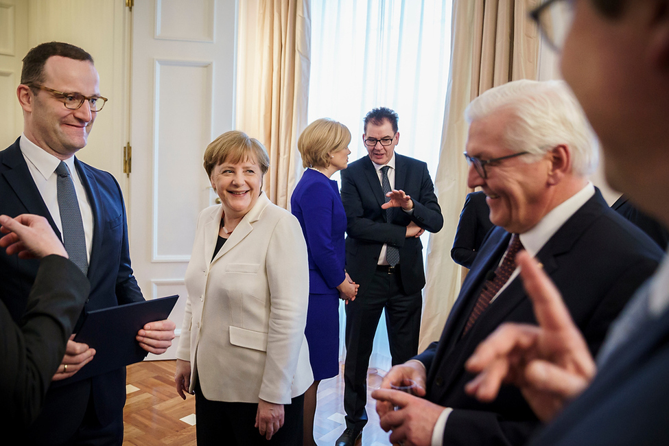 Bundespräsident Frank-Walter Steinmeier im Gespräch mit der Bundeskanzlerin und den Bundesministerinnen und Bundesministern im Salon Luise  