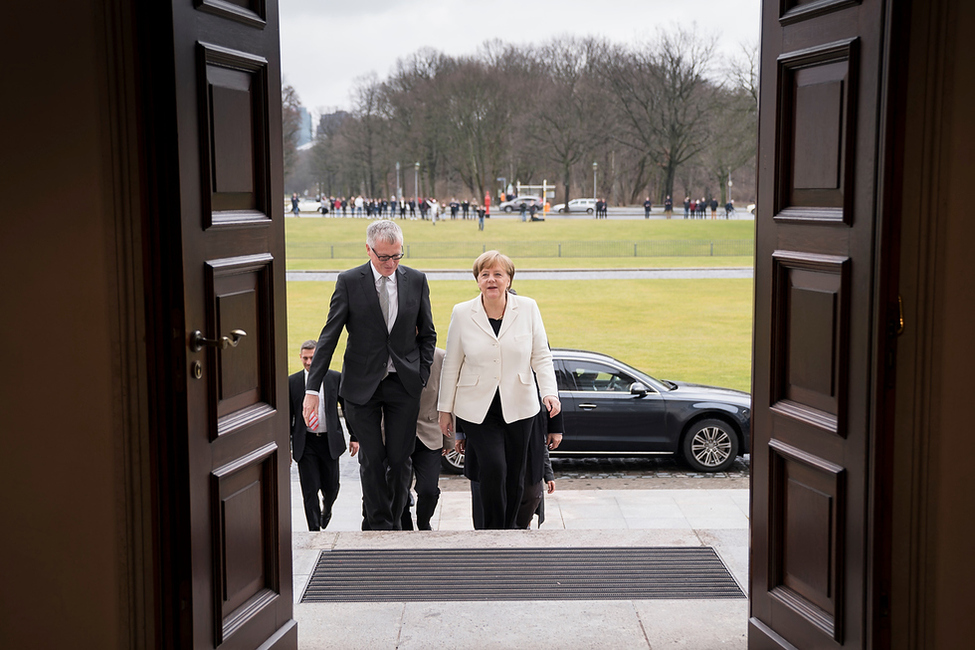 Staatssekretär Stephan Steinlein empfängt Bundeskanzlerin Angela Merkel zur Aushändigung ihrer Ernennungsurkunde durch den Bundespräsidenten in Schloss Bellevue 