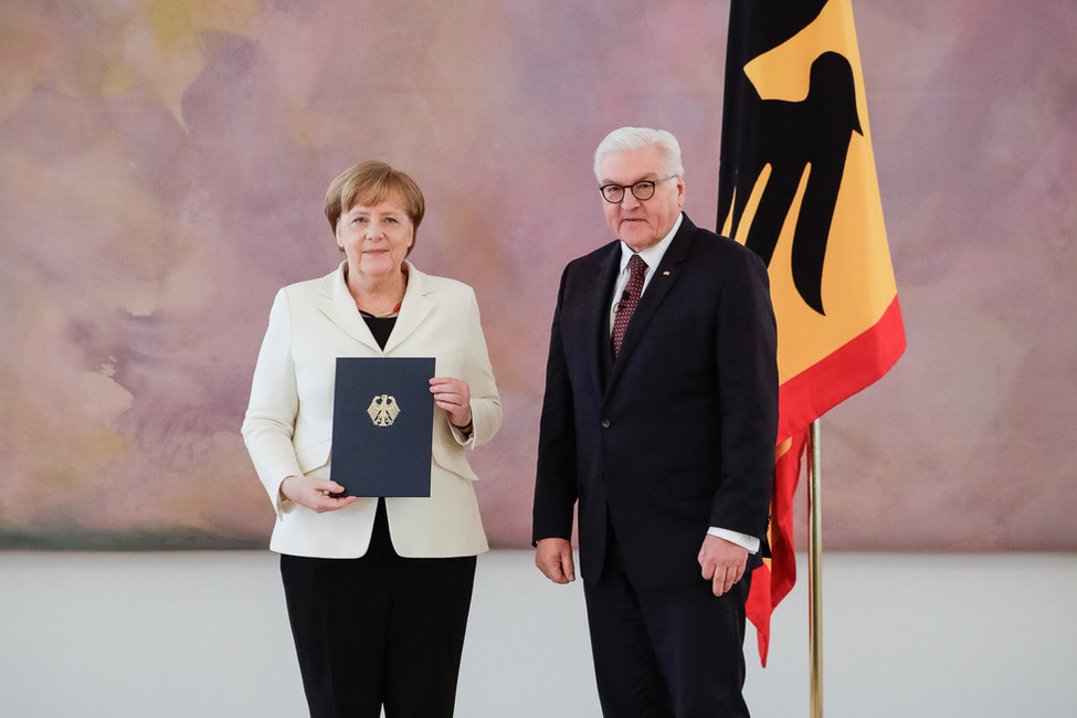 Bundespräsident Frank-Walter Steinmeier händigt Bundeskanzlerin Angela Merkel ihre Ernennungsurkunde in Schloss Bellevue aus