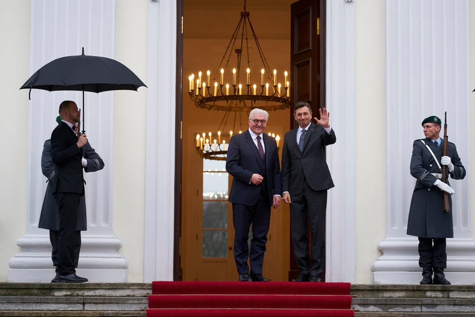 Bundespräsident Frank-Walter Steinmeier begrüßt den Präsidenten der Republik Slowenien, Borut Pahor, vor Schloss Bellevue 