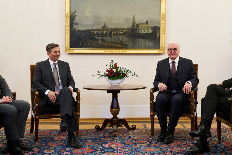 Bundespräsident Frank-Walter Steinmeier im Gespräch mit dem Präsidenten der Republik Slowenien, Borut Pahor, im Amtszimmer von Schloss Bellevue 