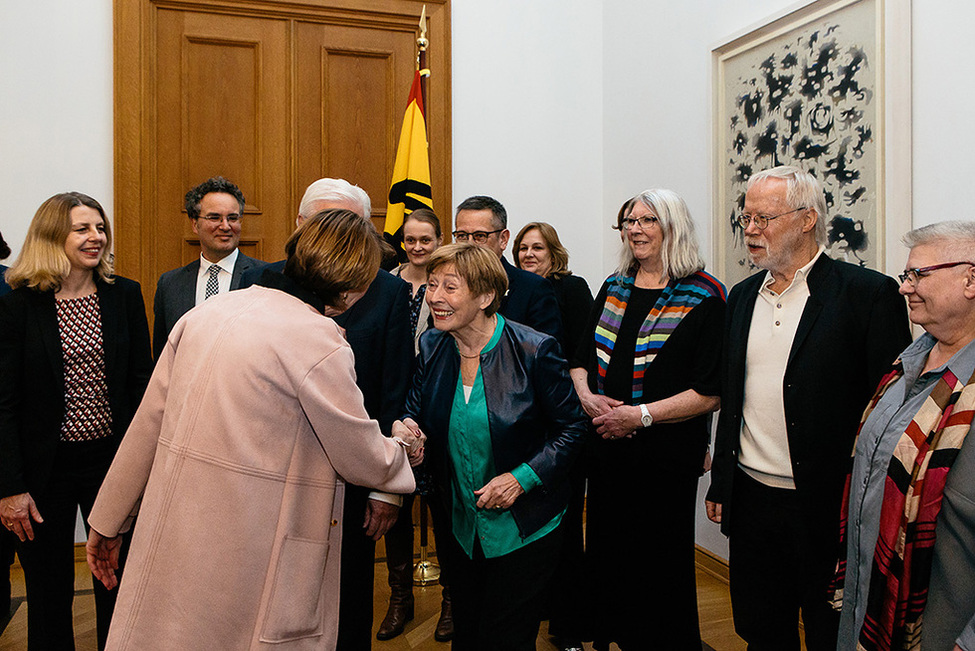 Bundespräsident Frank-Walter Steinmeier und Elke Büdenbender begrüßen die Mitglieder der Unabhängigen Kommission zur Aufarbeitung sexuellen Kindesmissbrauchs in der Galerie von Schloss Bellevue