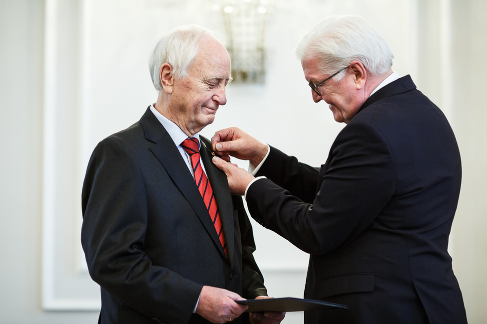 Bundespräsident Frank-Walter Steinmeier verleiht dem Historiker Heinrich August Winkler das Große Verdienstkreuz  