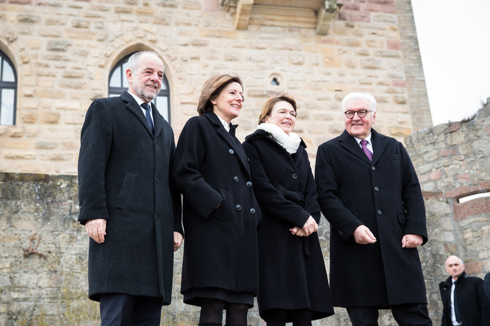 Bundespräsident Frank-Walter Steinmeier und Elke Büdenbender gemeinsam mit Ministerpräsidentin Malu Dreyer und ihrem Ehemann, Klaus Jensen, vor dem Hambacher Schloss anlässlich des Antrittsbesuchs in Rheinland-Pfalz 