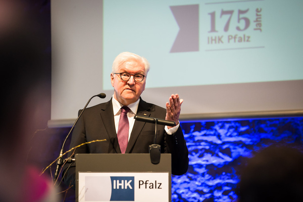 Bundespräsident Frank-Walter Steinmeier hält bei der Jubiläumsveranstaltung "175 Jahre IHK Pfalz" im Hambacher Schloss eine Rede anlässlich des Antrittsbesuchs in Rheinland-Pfalz 