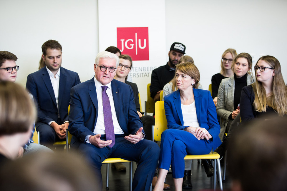 Bundespräsident Frank-Walter Steinmeier und Elke Büdenbender diskutieren mit Studierenden der Publizistik über das Thema "Demokratische Debatten im digitalen Zeitalter" an der Johannes-Gutenberg-Universität Mainz