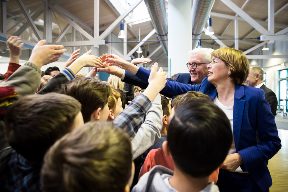 Bundespräsident Frank-Walter Steinmeier und Elke Büdenbender begrüßen Kinder der Georg-Forster-Gesamtschule in Wörrstadt anlässlich des Antrittsbesuchs in Rheinland-Pfalz 