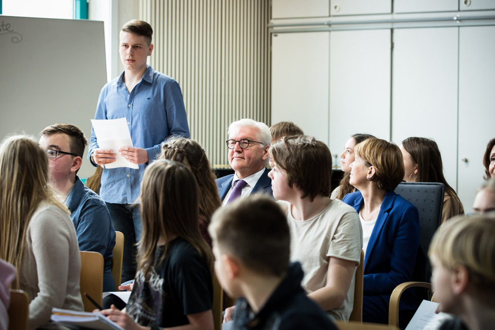 Bundespräsident Frank-Walter Steinmeier und Elke Büdenbender nehme am Schülerparlament der Georg-Forster-Gesamtschule in Wörrstadt anlässlich des Antrittsbesuchs in Rheinland-Pfalz teil