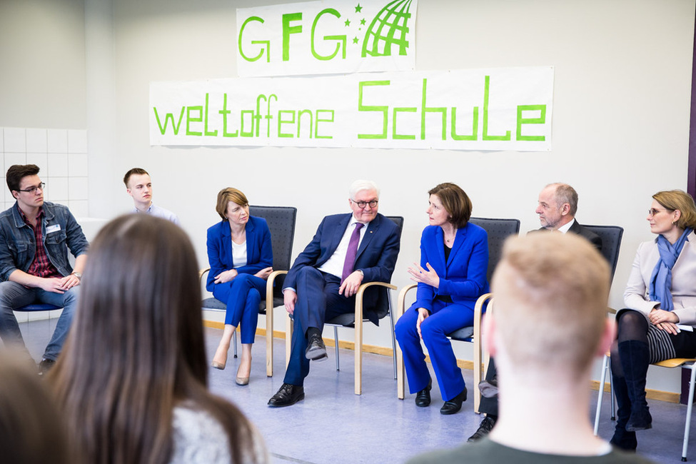 Bundespräsident Frank-Walter Steinmeier und Elke Büdenbender diskutieren mit Schülerinnen und Schülern der Georg-Forster-Gesamtschule in Wörrstadt zum Thema "Sollten wir eine Wahlpflicht gegen die Politikverdrossenheit einführen?"