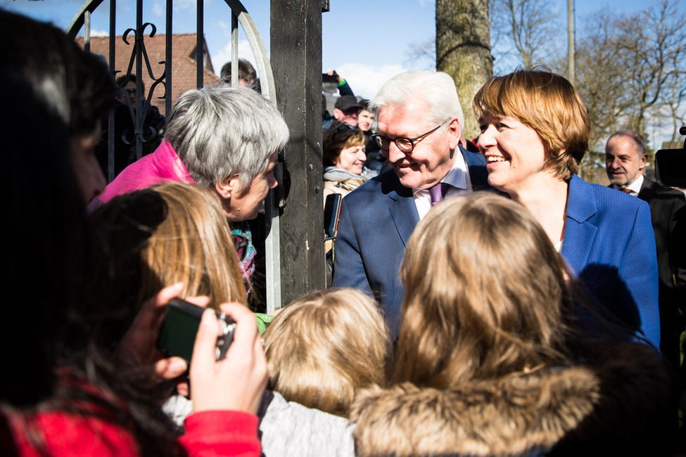 Bundespräsident Frank-Walter Steinmeier und Elke Büdenbender begegnen Bürgerinnen und Bürgern vor dem Raiffeisenhaus in Flammersfeld anlässlich des Antrittsbesuchs in Rheinland-Pfalz