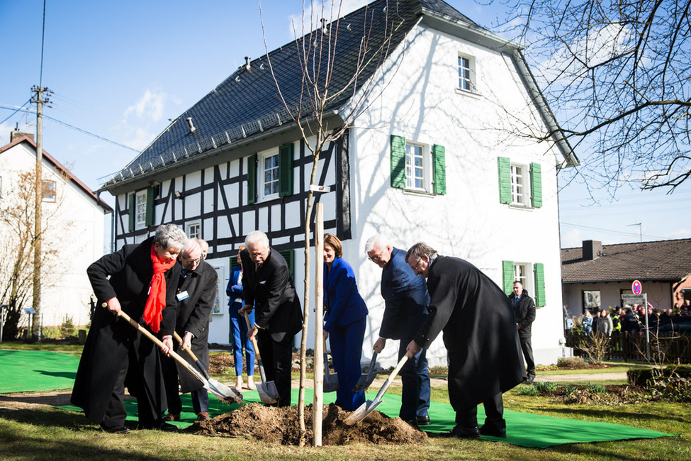 Bundespräsident Frank-Walter Steinmeier und Ministerpräsidentin Malu Dreyer pflanzen im Garten des Raiffeisenhauses in Flammersfeld einen Apfelbaum anlässlich des Antrittsbesuchs in Rheinland-Pfalz