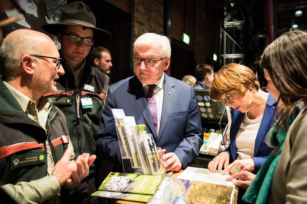 Bundespräsident Frank-Walter Steinmeier und Elke Büdenbender informieren sich beim Rundgang während des Bürgerempfangs im kulturWERKwissen am Thementisch des Nationalparks Hunsrück-Hochwald anlässlich des Antrittsbesuchs in Rheinland-Pfalz