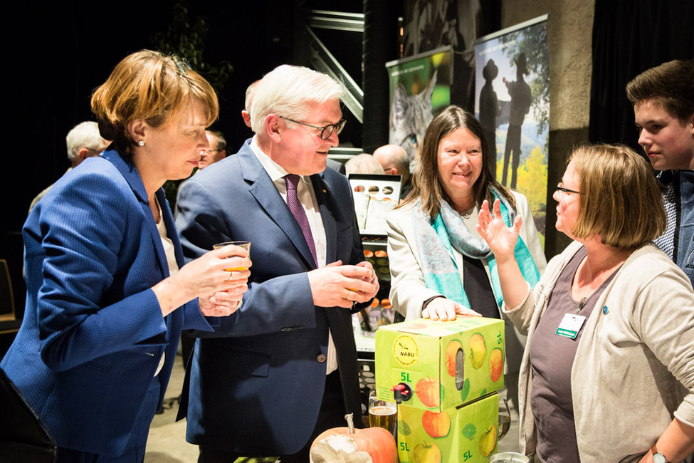 Bundespräsident Frank-Walter Steinmeier und Elke Büdenbender informieren sich beim Rundgang während des Bürgerempfangs im kulturWERKwissen am Thementisch des NaBu anlässlich des Antrittsbesuchs in Rheinland-Pfalz