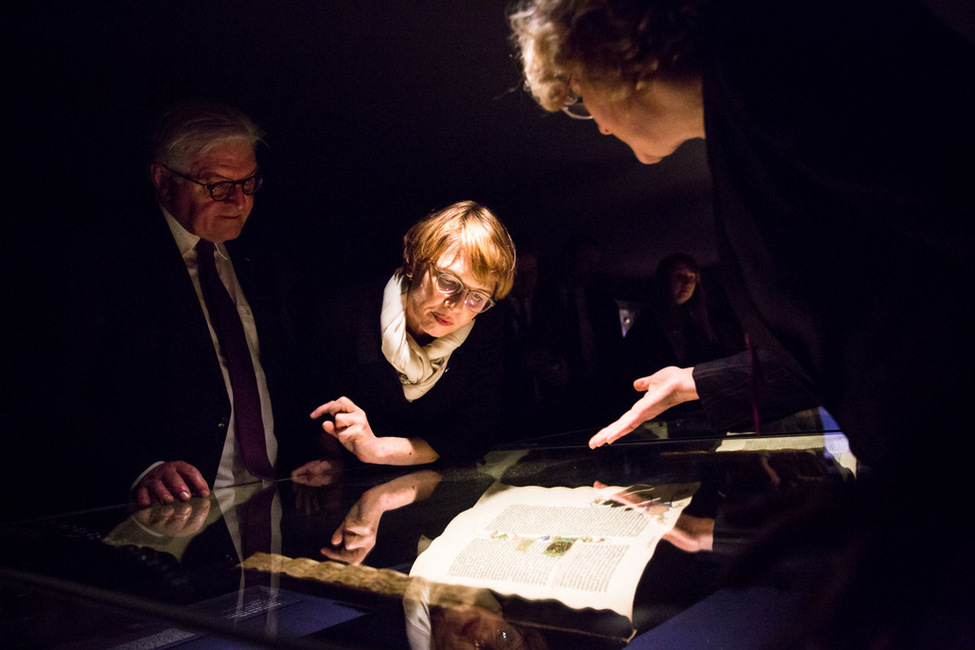 Bundespräsident Frank-Walter Steinmeier und Elke Büdenbender besichtigen eine Gutenberg-Bibel im Gutenberg-Museum in Mainz anlässlich des Antrittsbesuchs in Rheinland-Pfalz 