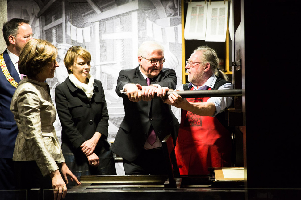 Bundespräsident Frank-Walter Steinmeier druckt eine Bibelseite mit einer Druckerpresse von Johannes Gutenberg im Gutenberg-Museum in Mainz anlässlich des Antrittsbesuchs in Rheinland-Pfalz 