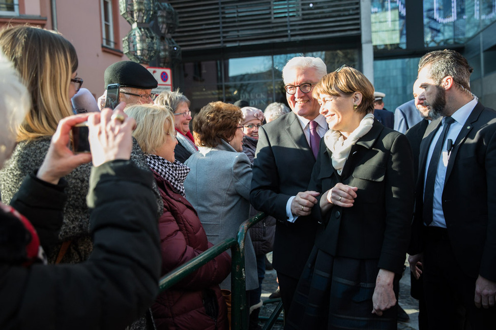 Bundespräsident Frank-Walter Steinmeier und Elke Büdenbender mit Bürgerinnen und Bürgern vor dem Gutenberg-Museum  in Mainz anlässlich des Antrittsbesuchs in Rheinland-Pfalz 