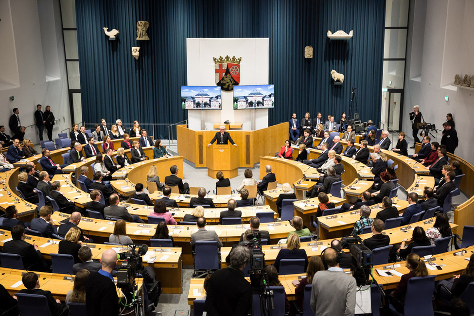 Bundespräsident Frank-Walter Steinmeier und Elke Büdenbender nehmen an der Festveranstaltung "225 Jahre Mainzer Republik" im Landtag anlässlich des Antrittsbesuchs in Rheinland-Pfalz teil