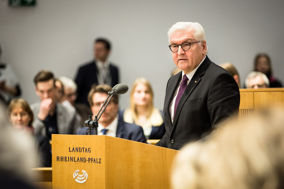 Bundespräsident Frank-Walter Steinmeier hält bei der Festveranstaltung "225 Jahre Mainzer Republik" im Landtag eine Rede anlässlich des Antrittsbesuchs in Rheinland-Pfalz 