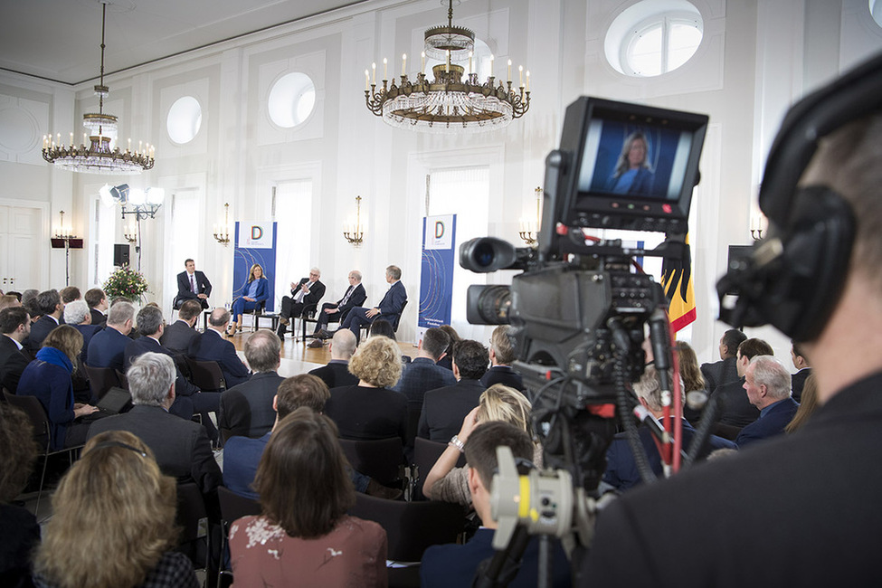 Bundespräsident Frank-Walter Steinmeier bei der Podiumsdiskussion 'Fakt oder Fake? Über einen bedeutenden Unterschied für die Demokratie' mit Michael Butter, Julia Stein, Jeff Mason und Ulf Poschardt im Schloss Bellevue