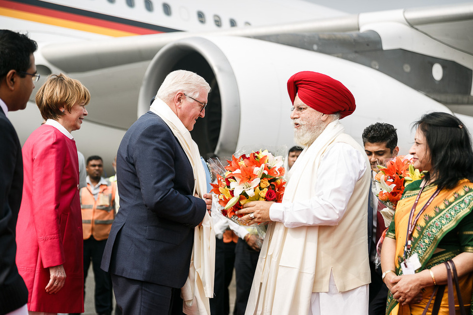 Bundespräsident Frank-Walter Steinmeier und Elke Büdenbender bei der Ankunft in New Delhi anlässlich des Staatsbesuchs in Indien