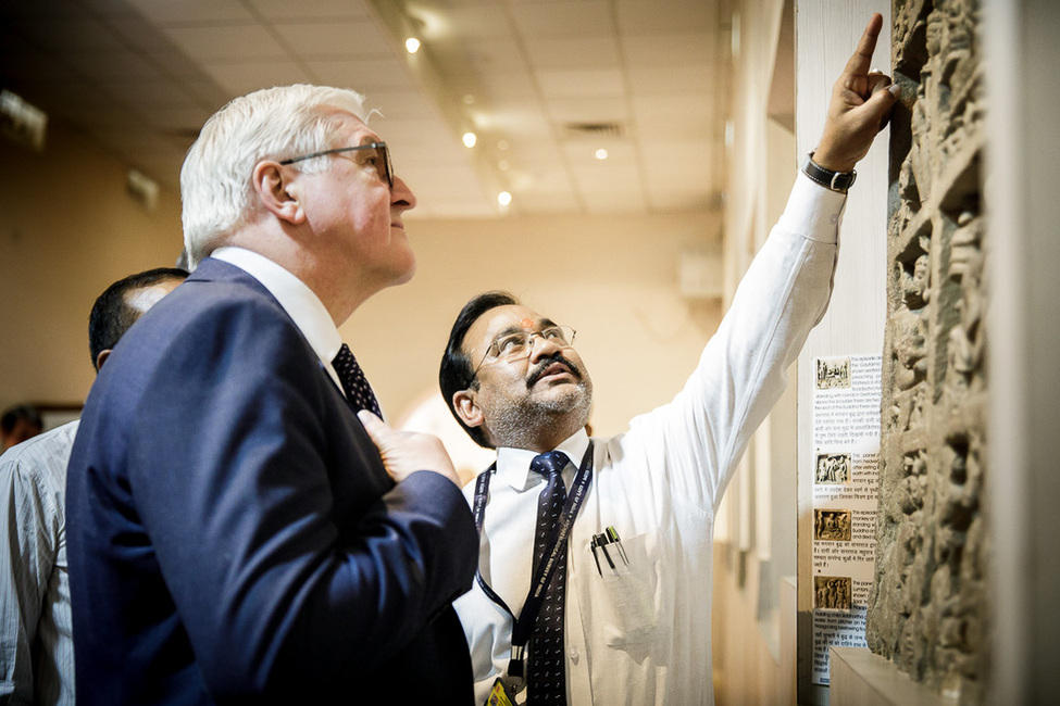 Bundespräsident Frank-Walter Steinmeier bei einem Rundgang durch das Archäologische Museum in Sarnath anlässlich des Staatsbesuchs in Indien