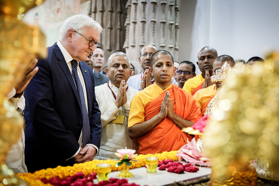 Bundespräsident Frank-Walter Steinmeier bei einer traditionellen Begrüßungszeremonie im Mulgandha-Kuti-Tempel anlässlich des Staatsbesuchs in Indien