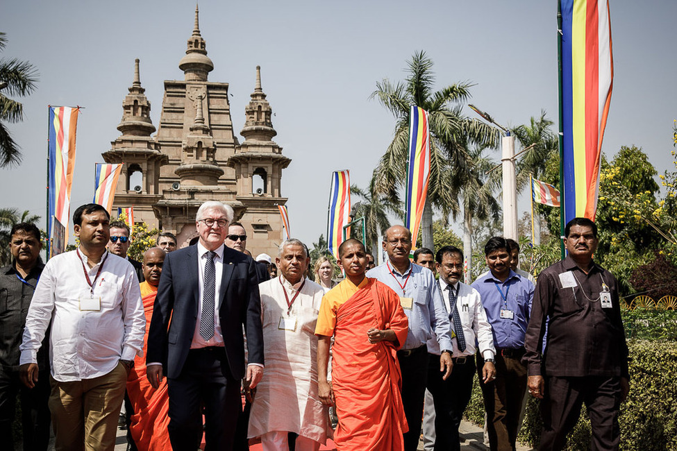 Bundespräsident Frank-Walter Steinmeier bei der Besichtigung der archäologischen Anlage in Sarnath anlässlich des Staatsbesuchs in Indien