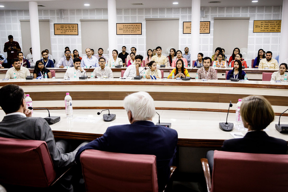 Bundespräsident Frank-Walter Steinmeier im Gespräch mit Studierenden der Banaras Hindu University zum Thema "Religiöse Diversität" anlässlich des Staatsbesuchs in Indien