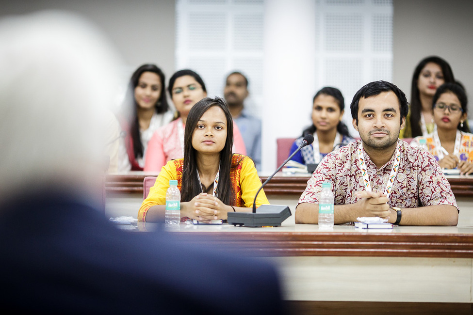 Bundespräsident Frank-Walter Steinmeier im Gespräch mit Studierenden der Banaras Hindu University zum Thema "Religiöse Diversität" anlässlich des Staatsbesuchs in Indien