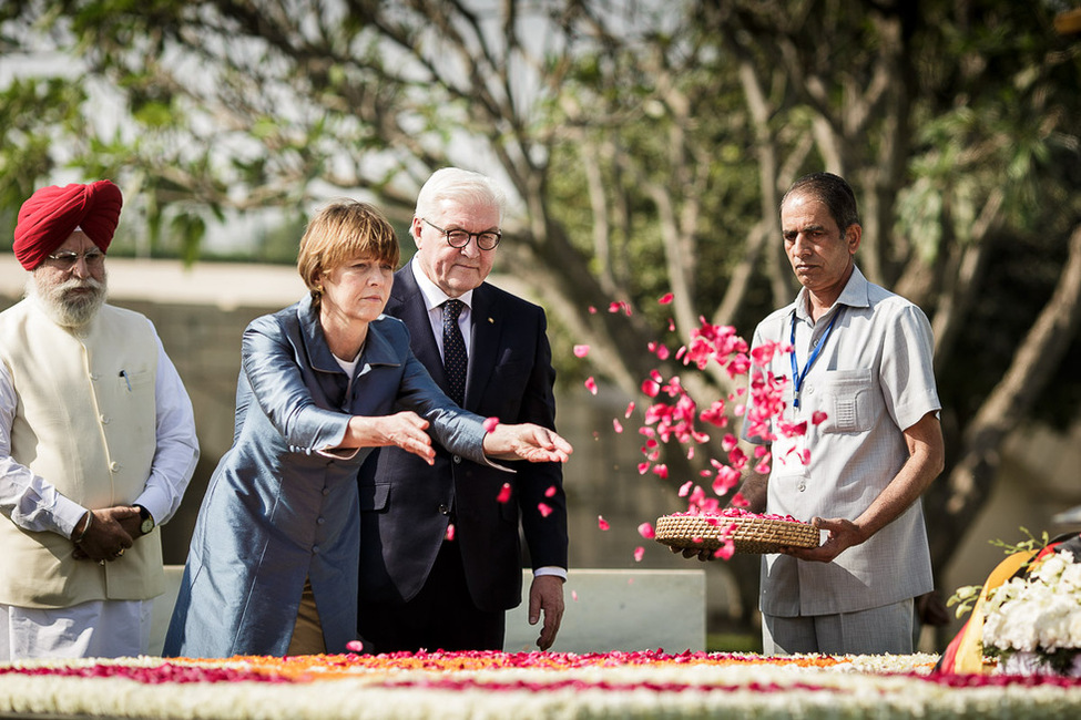 Bundespräsident Frank-Walter Steinmeier und Elke Büdenbender bei einer Kranzniederlegung an der Einäscherungsstätte Mahatma Gandhis in New Delhi anlässlich des Staatsbesuchs in Indien