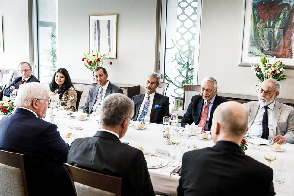 Bundespräsident Frank-Walter Steinmeier beim Gespräch mit Vertreterinnen und Vertretern von indischen Think-Tanks zum Thema Außen- und Sicherheitspolitik in New Delhi anlässlich des Staatsbesuchs in Indien