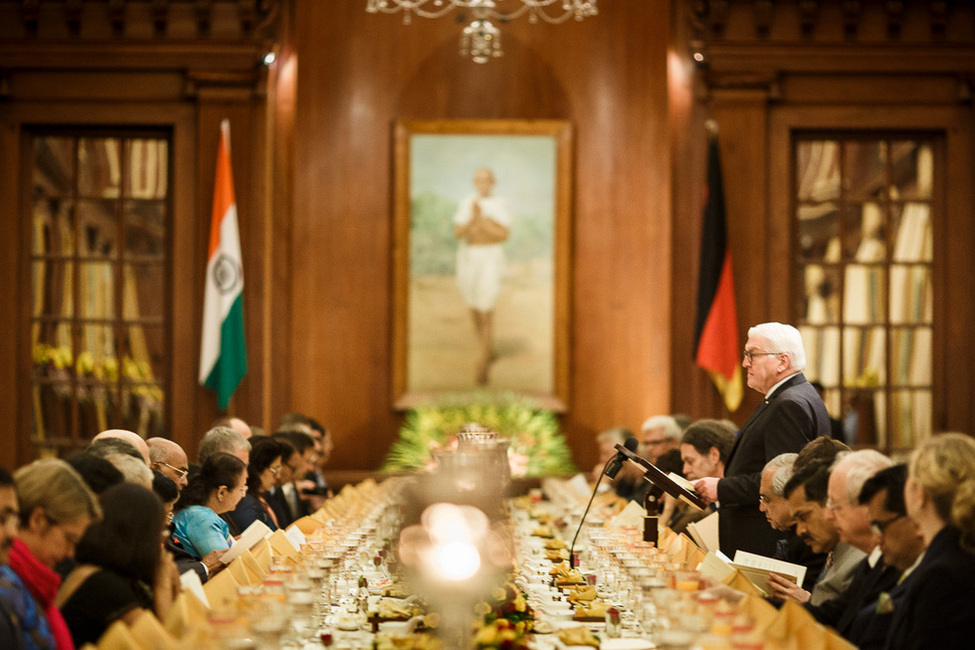 Bundespräsident Frank-Walter Steinmeier hält eine Rede beim Staatsbankett gegeben vom Präsidenten der Republik Indien, Ram Nath Kovind, und seiner Frau Savita Kovind in ihrem Amtssitz in New Delhi anlässlich des Staatsbesuchs in Indien