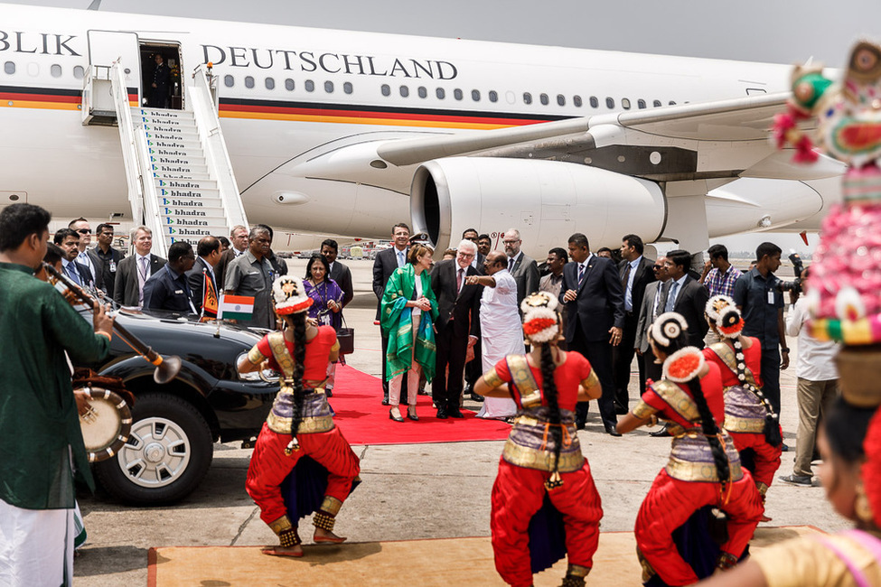 Bundespräsident Frank-Walter Steinmeier und Elke Büdenbender bei der Ankunft am Flughafen von Chennai anlässlich des Staatsbesuchs in Indien