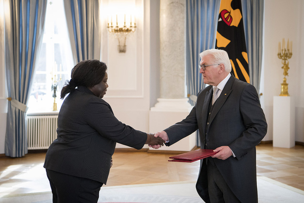 Bundespräsident Frank-Walter Steinmeier beim Empfang des Beglaubigungsschreibens von Beatrice Khamisa Wani aus der Republik Südsudan im Langhanssaal von Schloss Bellevue anlässlich der Akkreditierung von Botschaftern