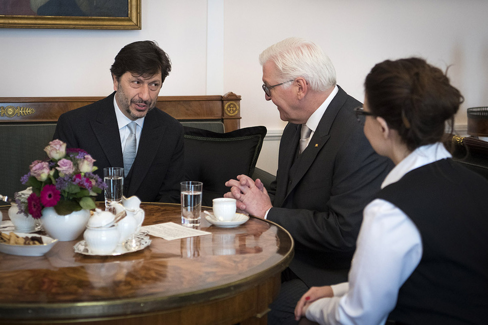 Bundespräsident Frank-Walter Steinmeier beim Austausch mit Dario Galassi aus der Republik San Marino im Salon Luise von Schloss Bellevue anlässlich der Akkreditierung von Botschaftern