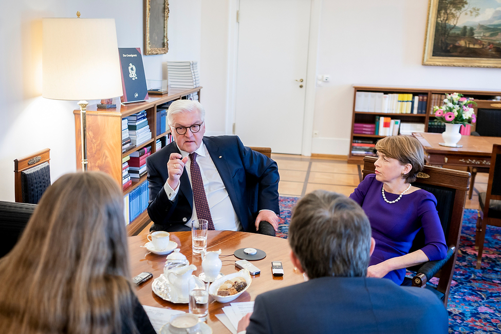 Bundespräsident Frank-Walter Steinmeier und Elke Büdenbender beim Interview mit Angelica Hellemann und Roman Eichinger von der Bild am Sonntag im Amtszimmer von Schloss Bellevue 