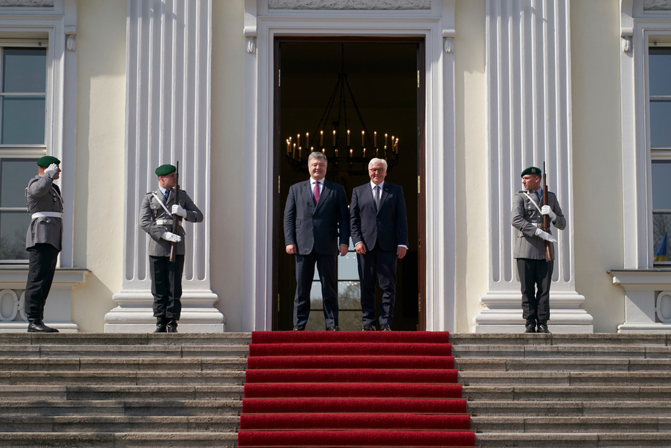 Bundespräsident Frank-Walter Steinmeier begrüßt den Präsidenten der Ukraine, Petro Poroschenko, vor dem Schlossportal anlässlich eines Gesprächs in Schloss Bellevue