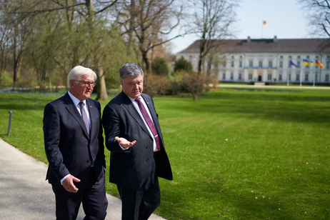 Bundespräsident Frank-Walter Steinmeier beim Austausch mit dem Präsidenten der Ukraine, Petro Poroschenko, im Schlosspark anlässlich eines Gesprächs in Schloss Bellevue