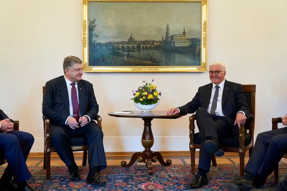 Bundespräsident Frank-Walter Steinmeier beim Gespräch mit dem Präsidenten der Ukraine, Petro Poroschenko, im Amtszimmer von Schloss Bellevue