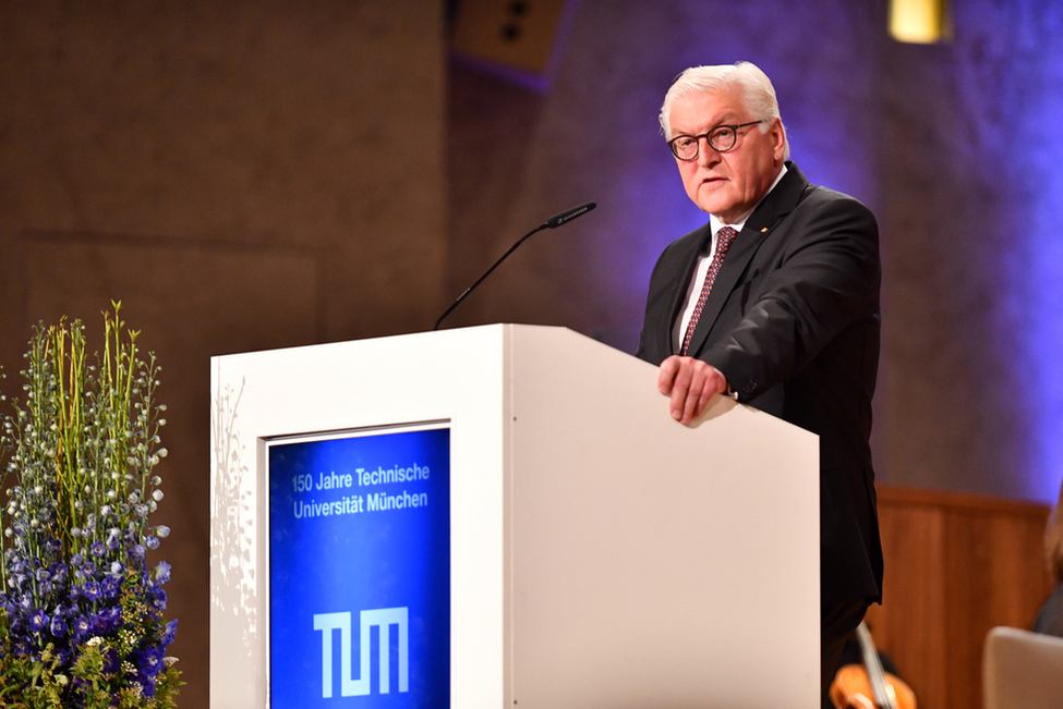 Bundespräsident Frank-Walter Steinmeier hält eine Ansprache im Herkulessaal der Residenz München anlässlich des Festakts zu 150 Jahre Technische Universität München