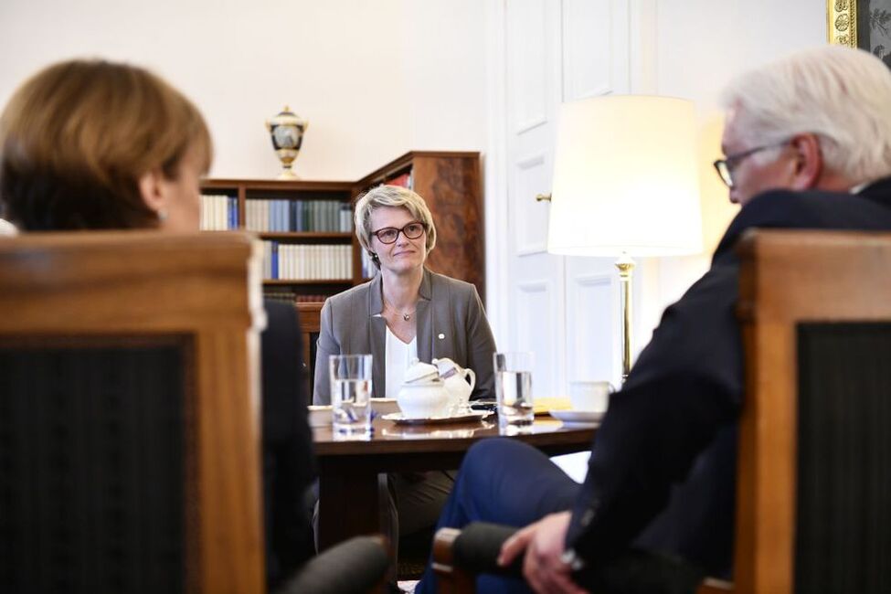 Bundespräsident Frank-Walter Steinmeier und Elke Büdenbender beim Gespräch mit der Bundesministerin für Bildung und Forschung, Anja Karliczek, zum Thema berufliche Bildung im Amtszimmer von Schloss Bellevue