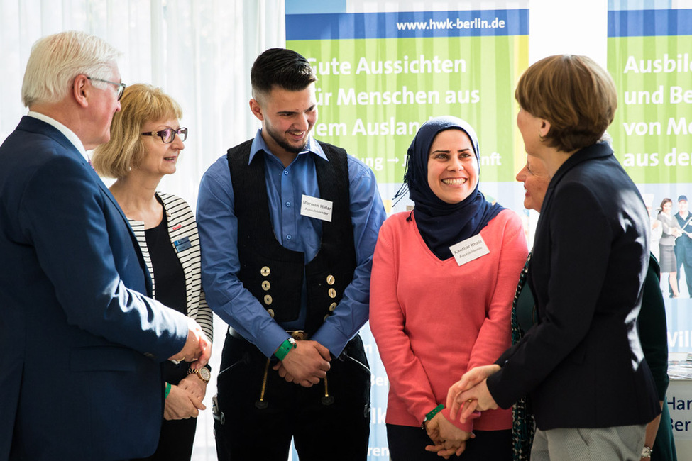 Bundespräsident Frank-Walter Steinmeier und Elke Büdenbender tauschen sich am Infostand zum Thema Ausbildung von Geflüchteten im Bildungs- und Technologiezentrum der Handwerkskammer Berlin im Rahmen der Woche der beruflichen Bildung aus