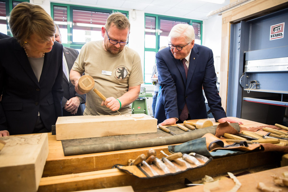 Bundespräsident Frank-Walter Steinmeier und Elke Büdenbender beim Rundgang durch die Tischlerwerkstatt des Bildungs- und Technologiezentrums der Handwerkskammer Berlin im Rahmen der Woche der beruflichen Bildung 