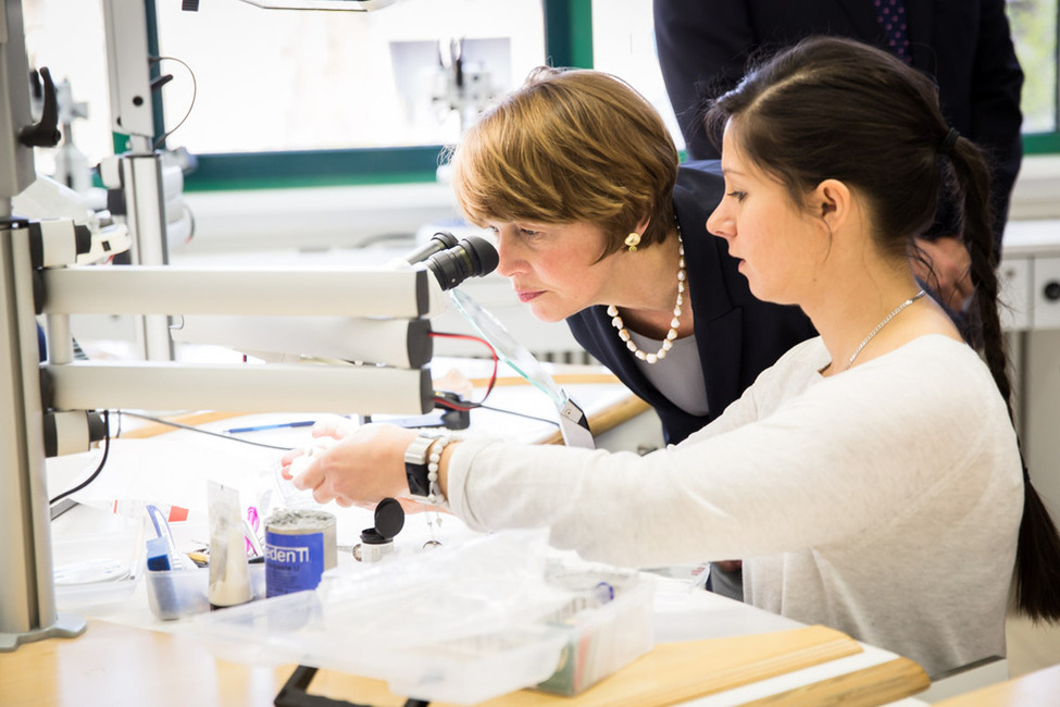 Elke Büdenbender beim Besuch des des Meistervorbereitungslehrgangs in der Zahntechnik Werkstatt des Bildungs- und Technologiezentrums der Handwerkskammer Berlin im Rahmen der Woche der beruflichen Bildung 